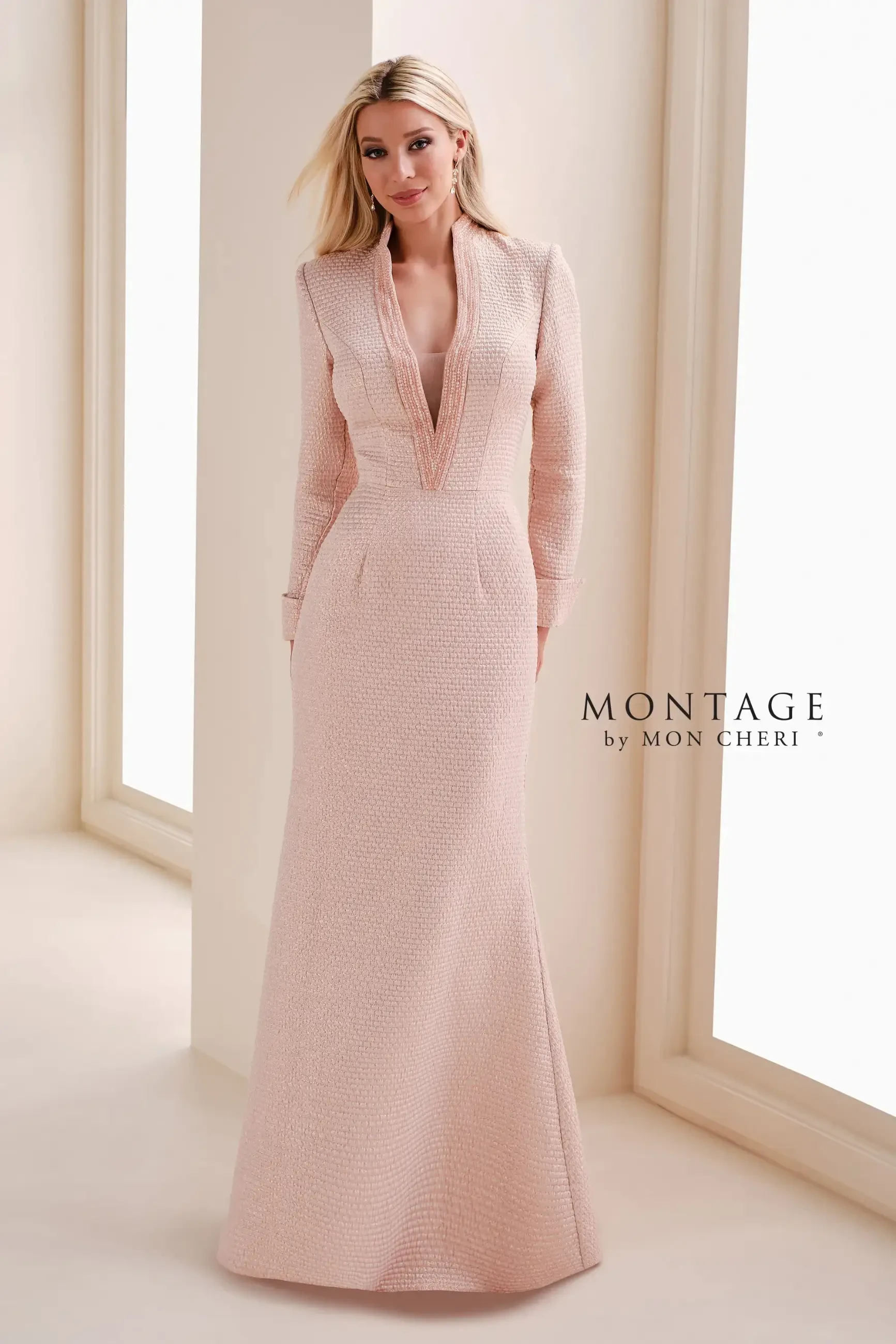 Elegant Winter Styles for Mothers of the Bride/Groom: Chic Looks for Cold-Weather Celebrations Image